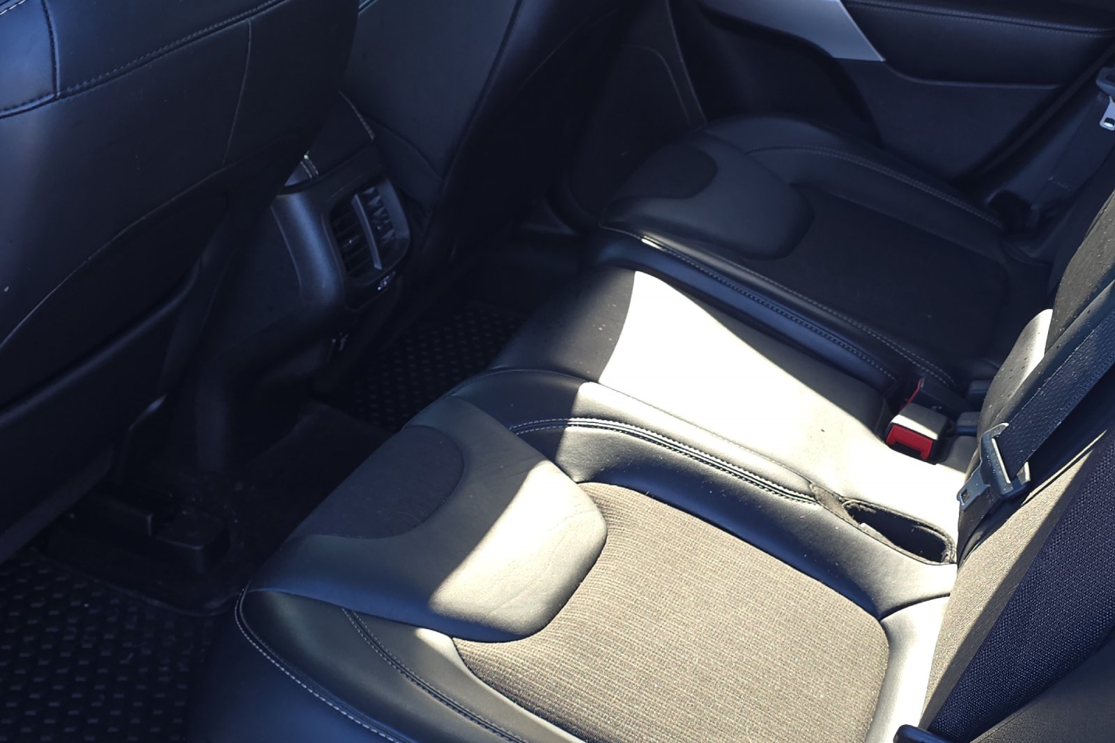 Used 2018 White Jeep Latitude Plus image 8