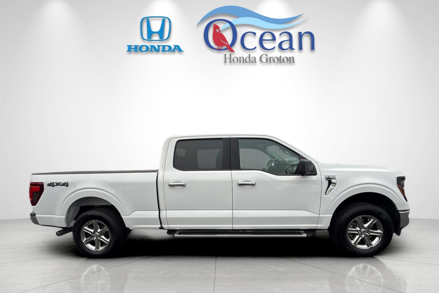Used 2024 Oxford White Ford XLT image 2