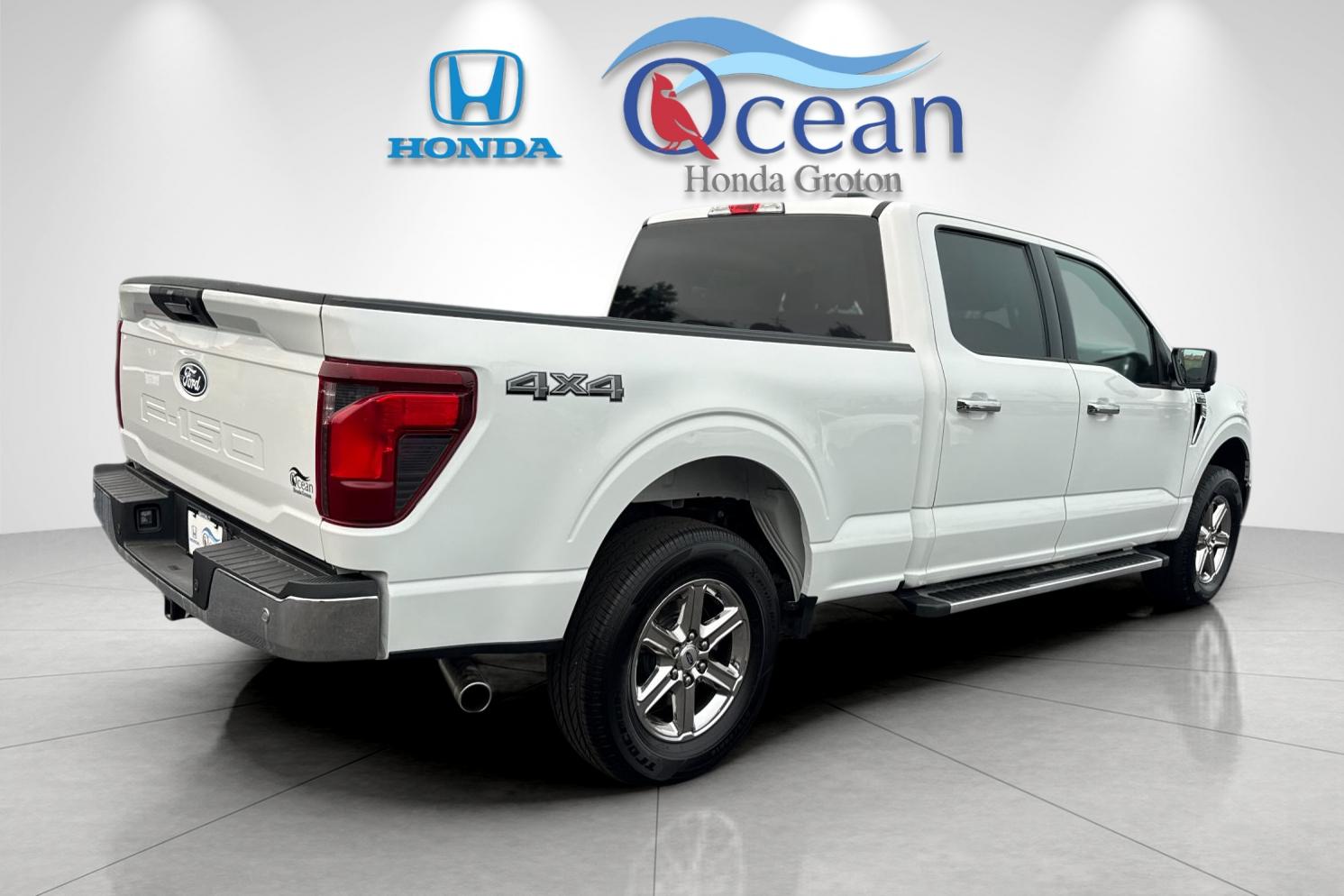 Used 2024 Oxford White Ford XLT image 3