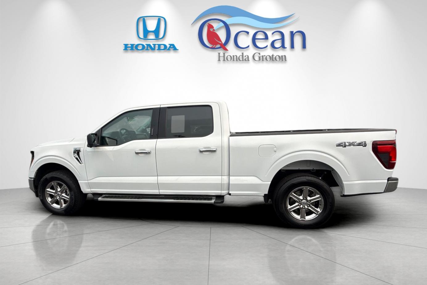 Used 2024 Oxford White Ford XLT image 6