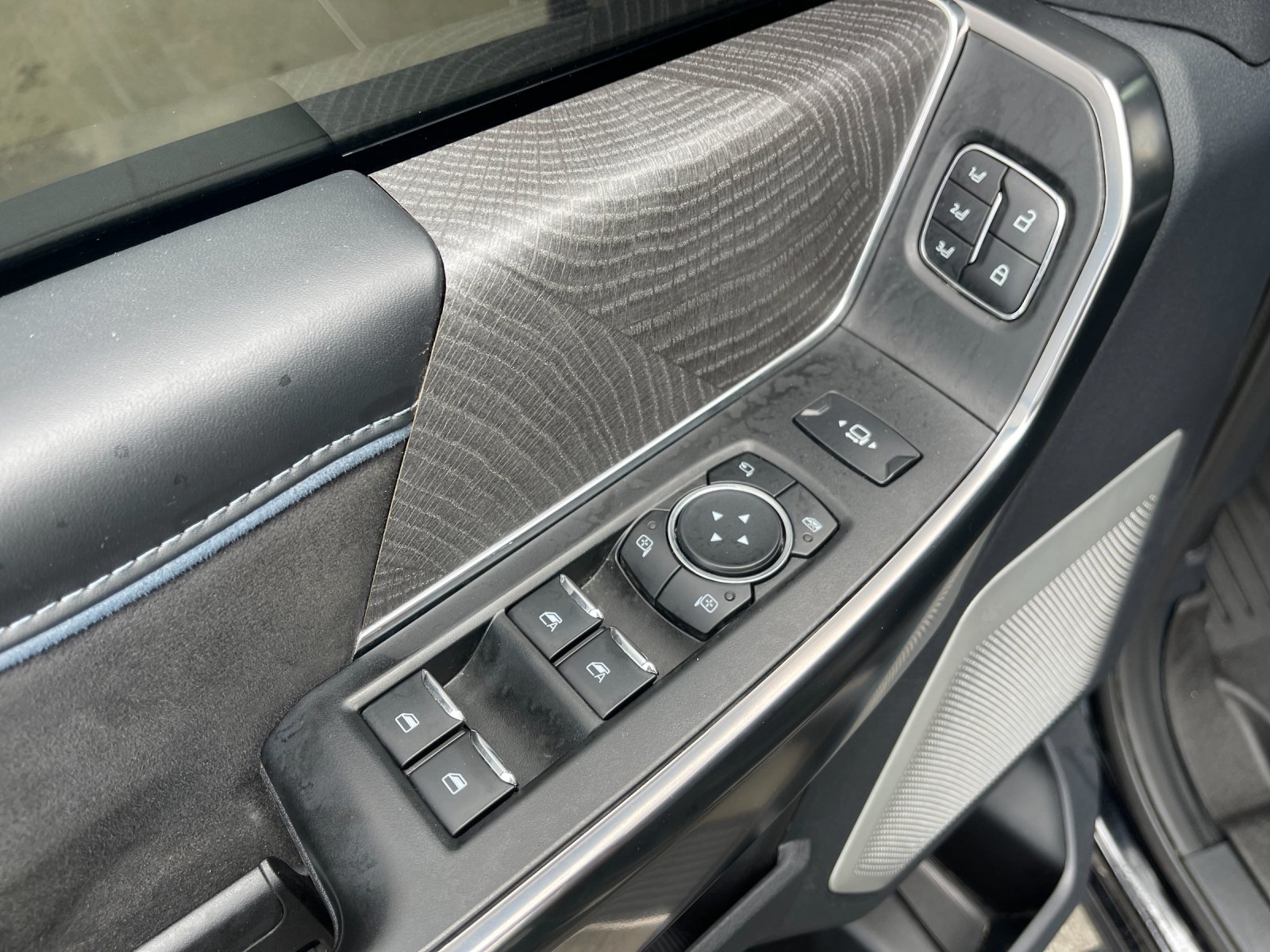 Used 2025 Black Ford Platinum image 13