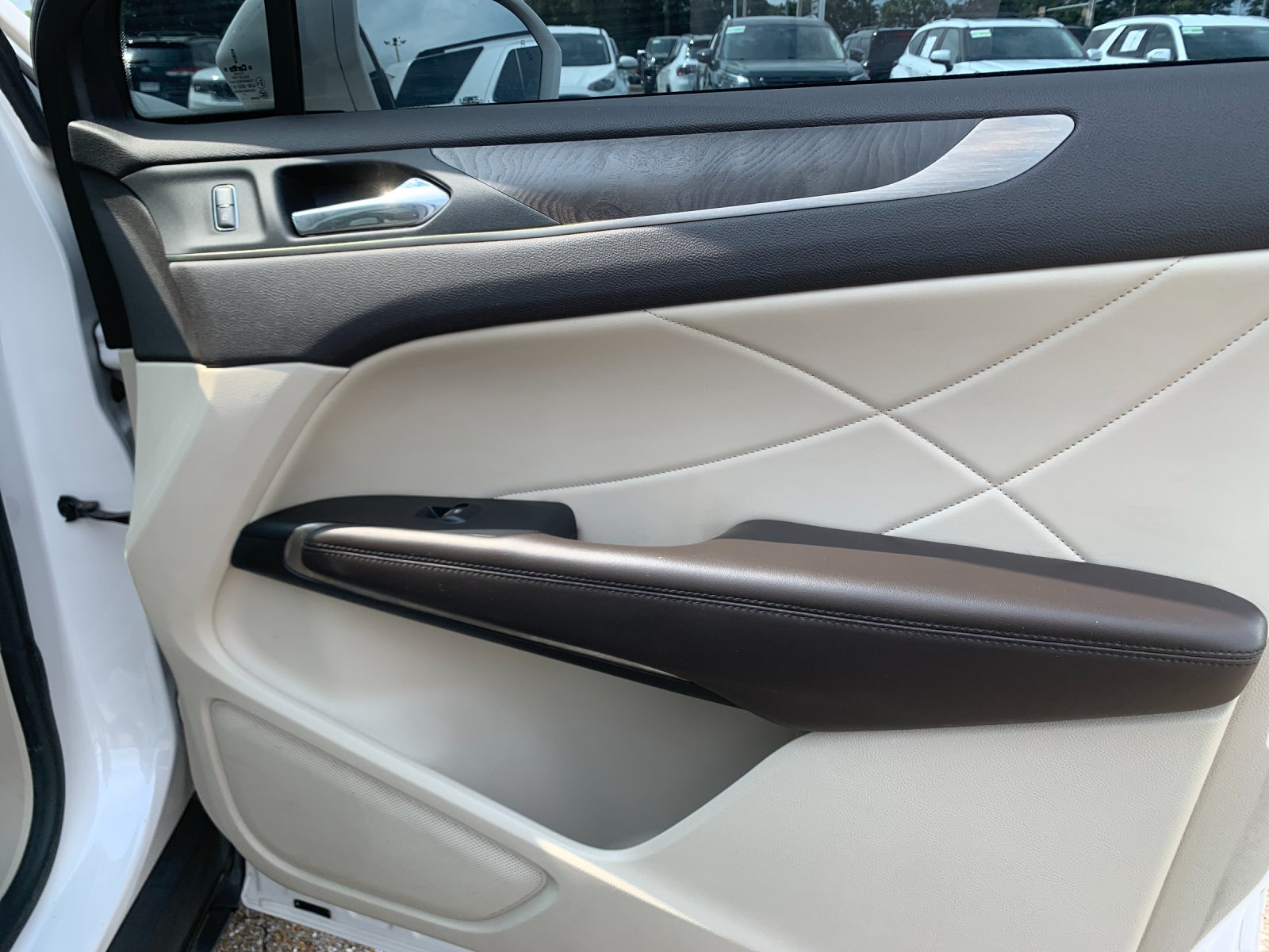 Used 2018 White Lincoln Reserve image 21