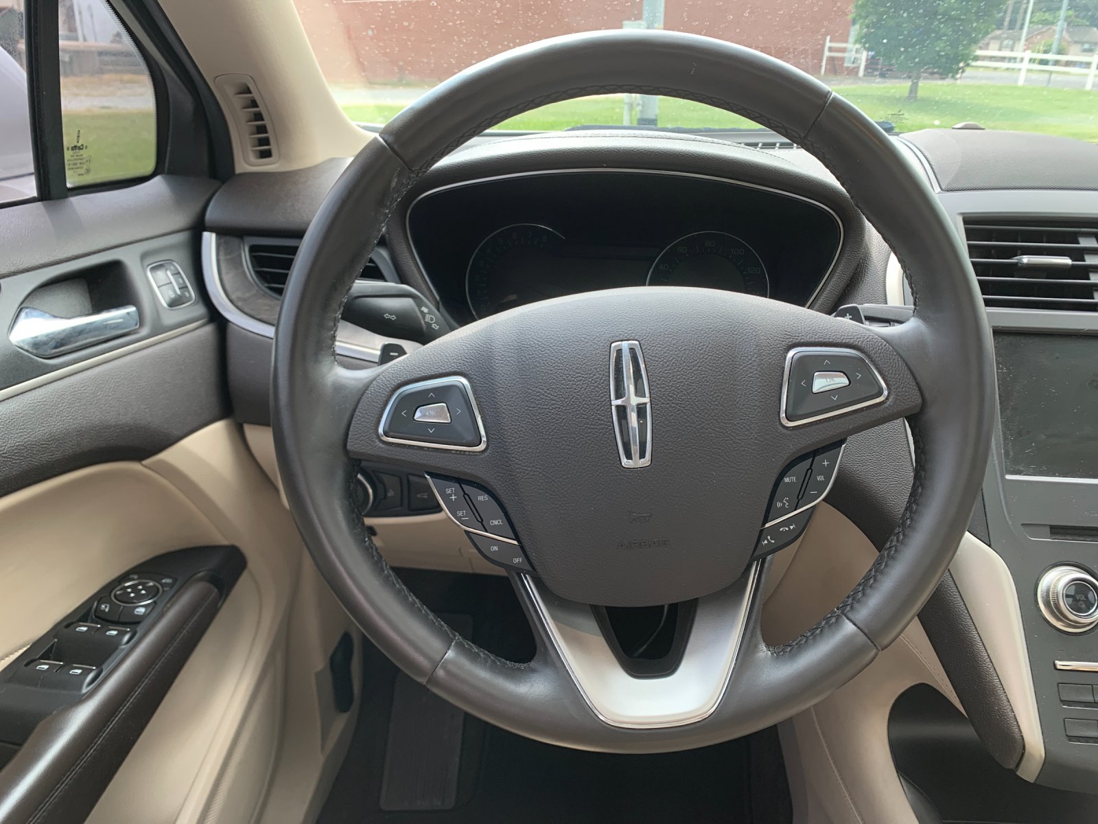 Used 2018 White Lincoln Reserve image 28