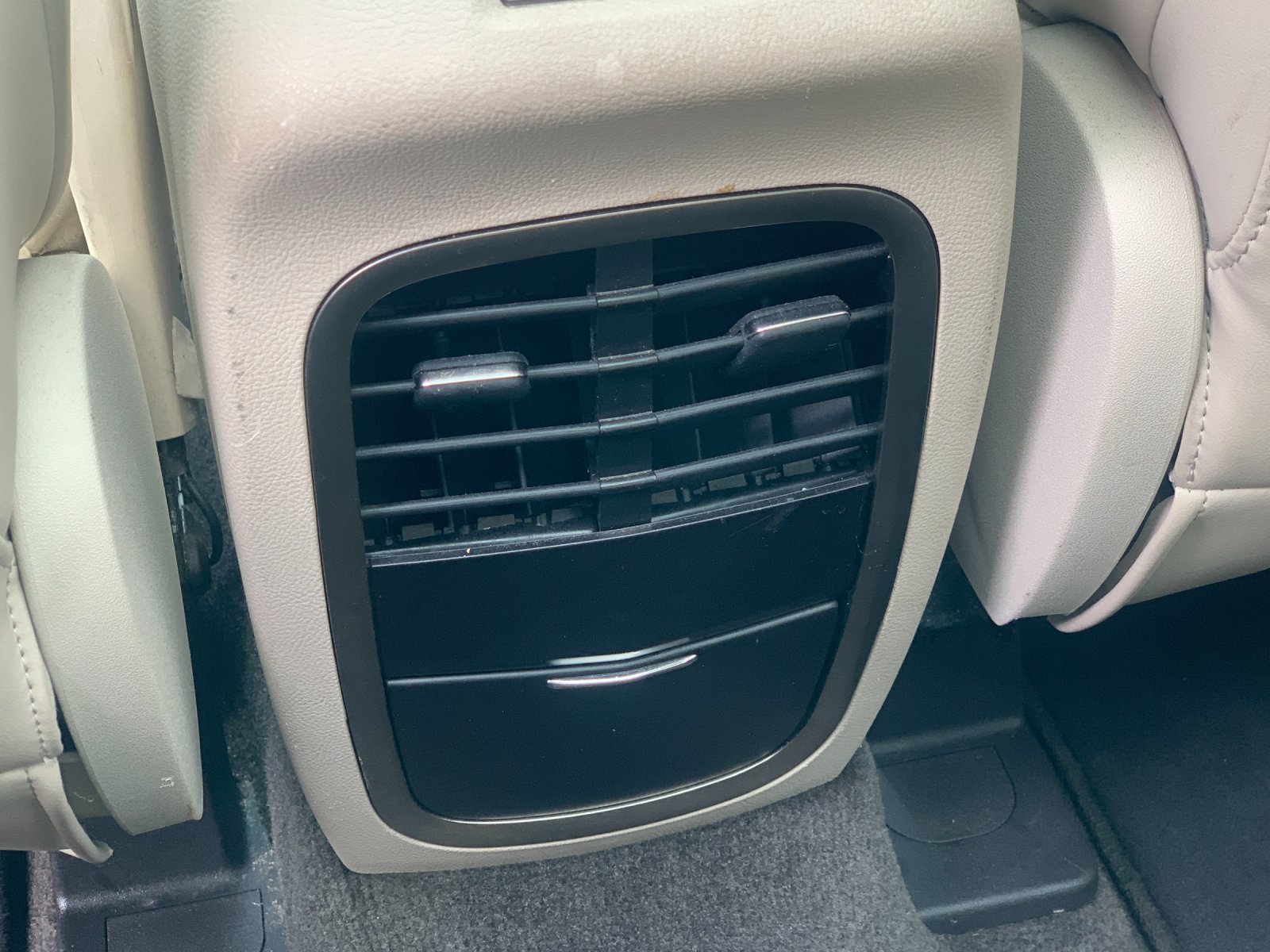 Used 2018 White Lincoln Reserve image 16
