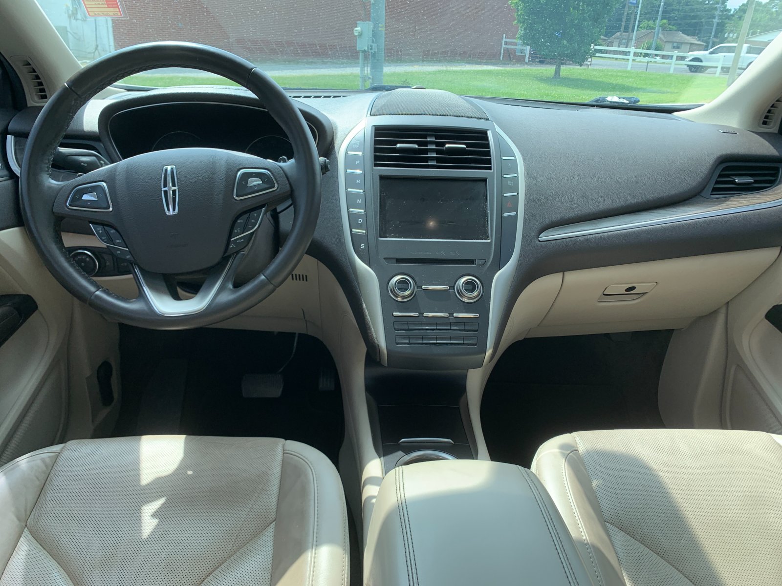 Used 2018 White Lincoln Reserve image 17