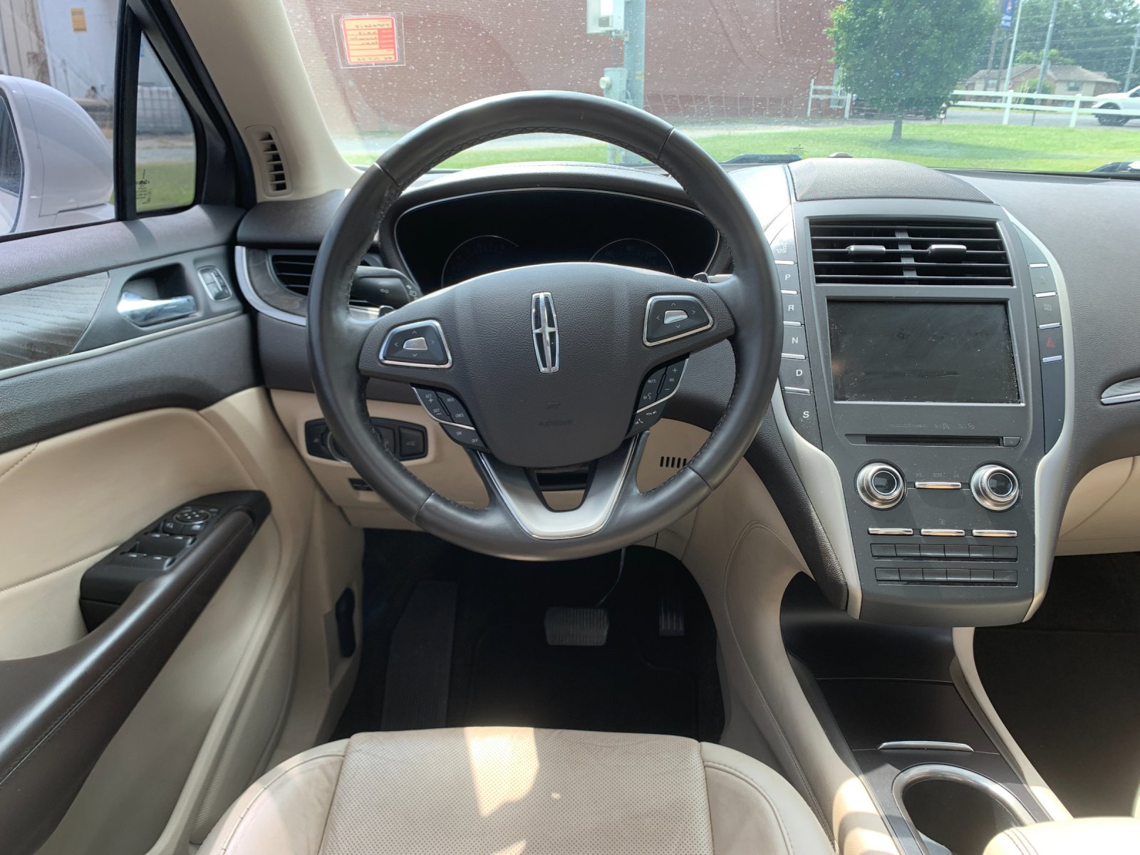 Used 2018 White Lincoln Reserve image 18
