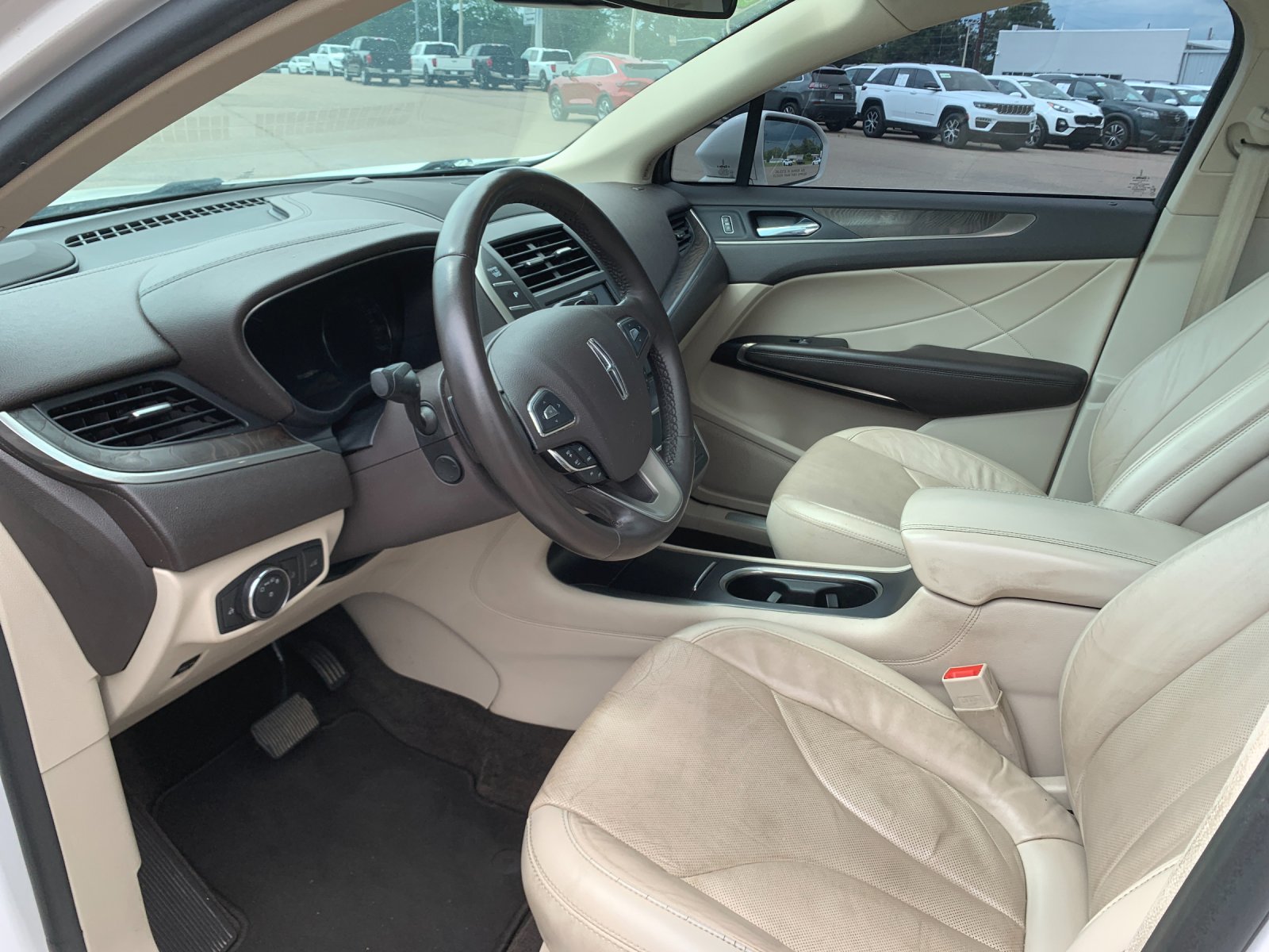 Used 2018 White Lincoln Reserve image 12