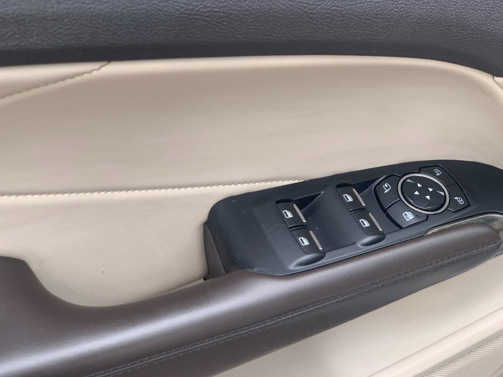 Used 2018 White Lincoln Reserve image 14