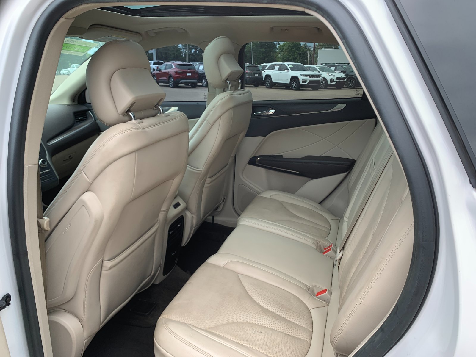 Used 2018 White Lincoln Reserve image 15