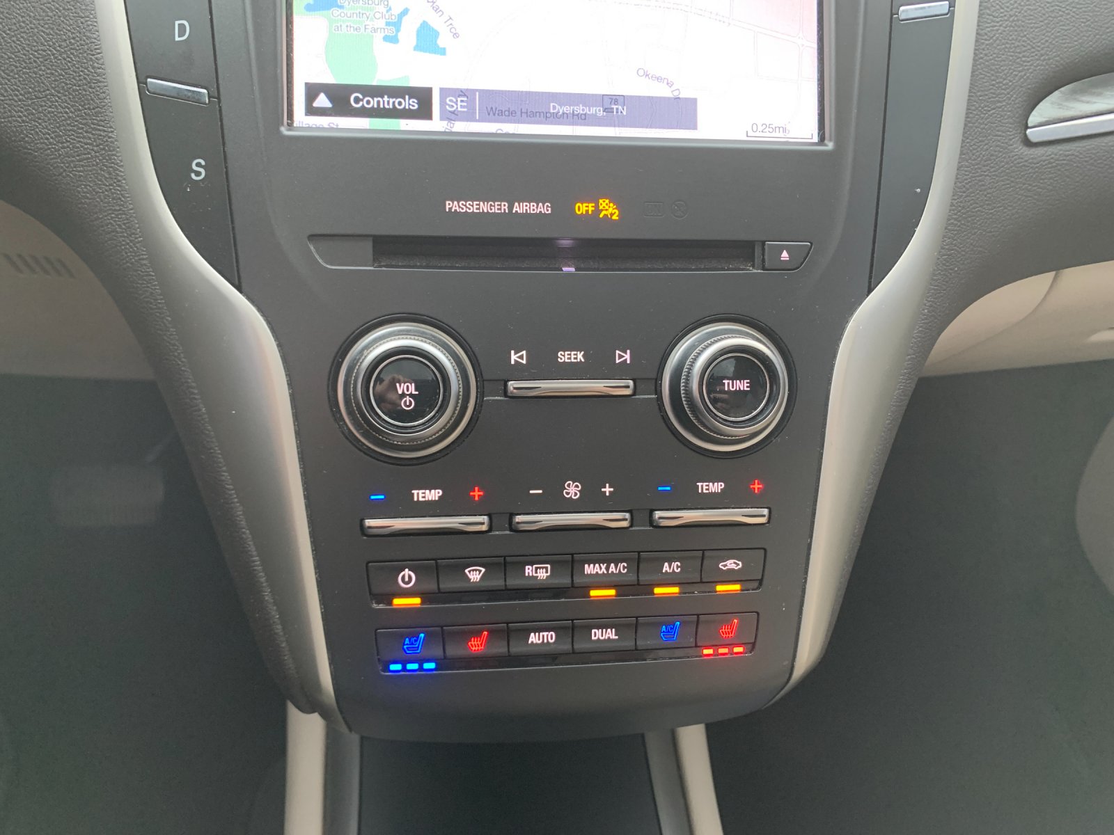Used 2018 White Lincoln Reserve image 25