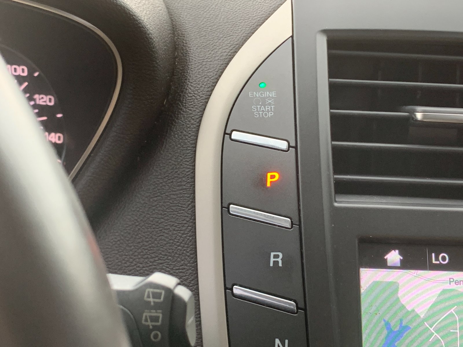 Used 2018 White Lincoln Reserve image 27
