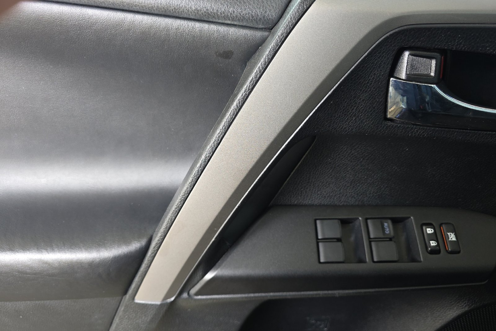 Used 2017 Black Toyota XLE image 8
