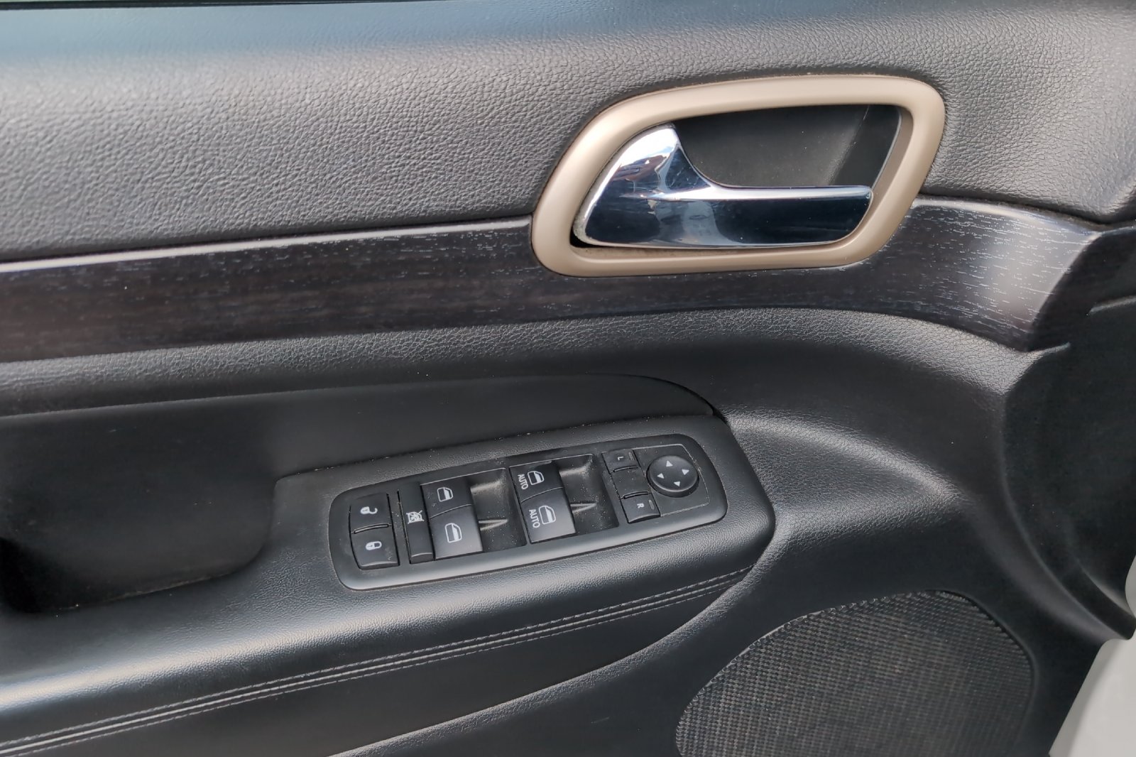 Used 2014 White Jeep Laredo image 12