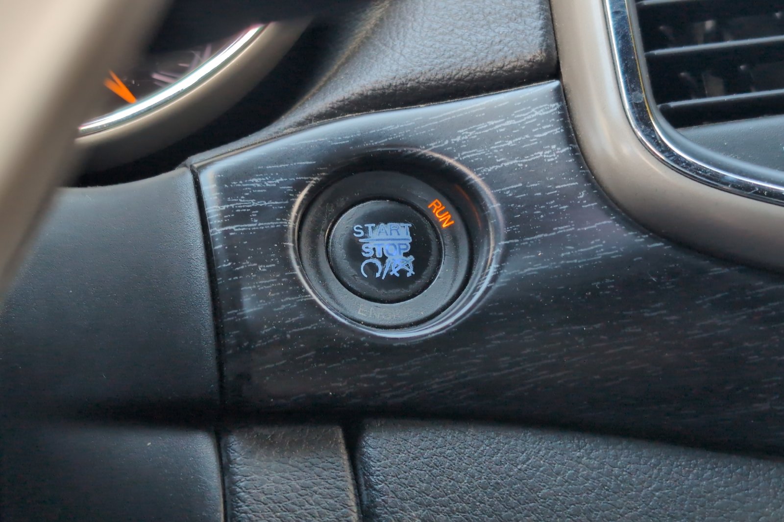 Used 2014 White Jeep Laredo image 24