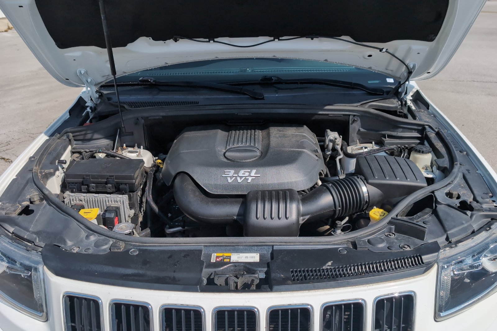 Used 2014 White Jeep Laredo image 30