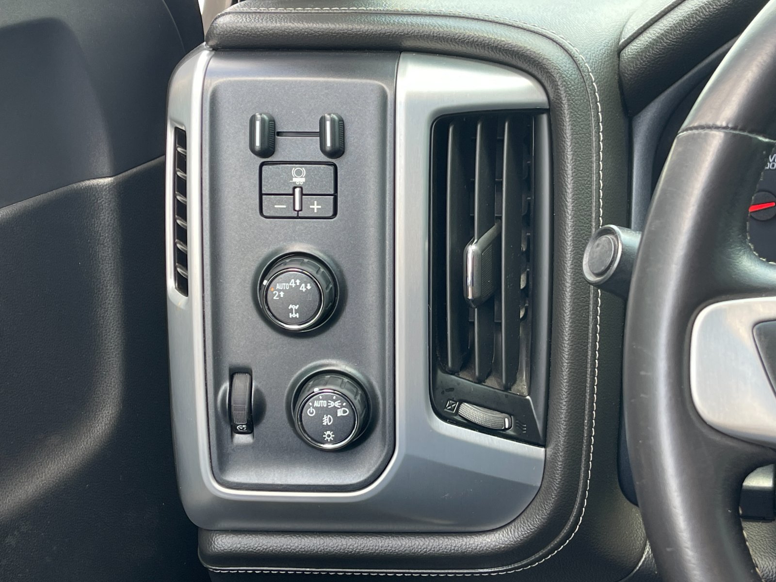 Used 2018 Black GMC SLT image 28