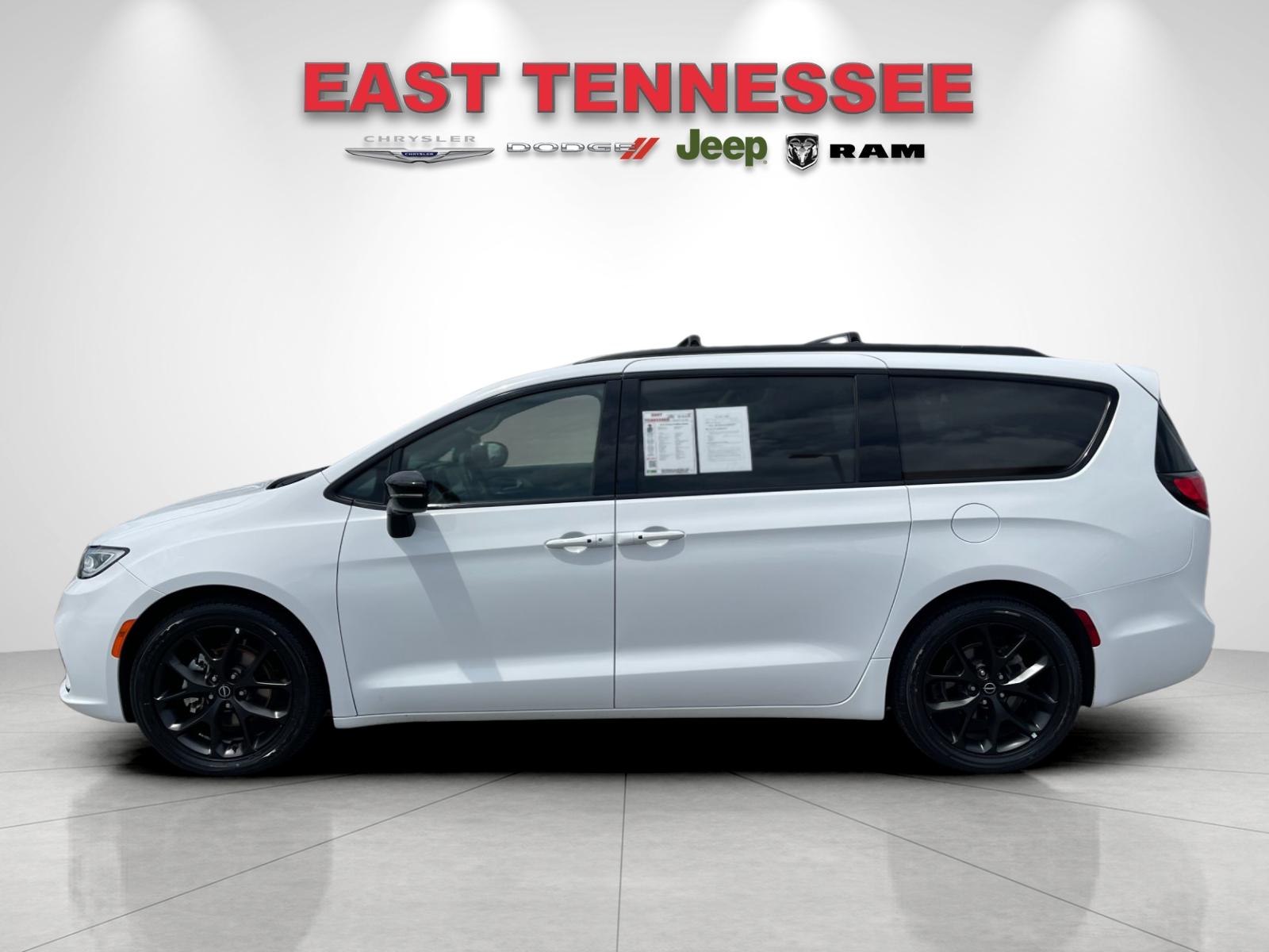 Used 2025 White Chrysler Limited image 6
