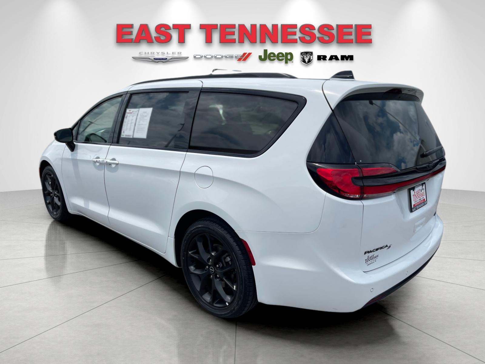 Used 2025 White Chrysler Limited image 5