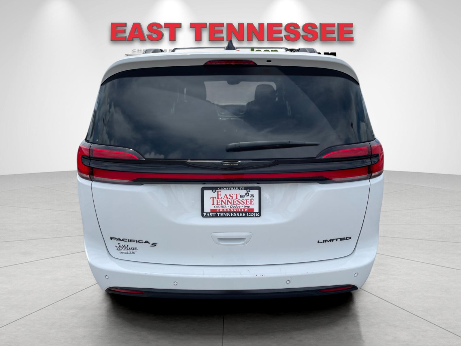 Used 2025 White Chrysler Limited image 4