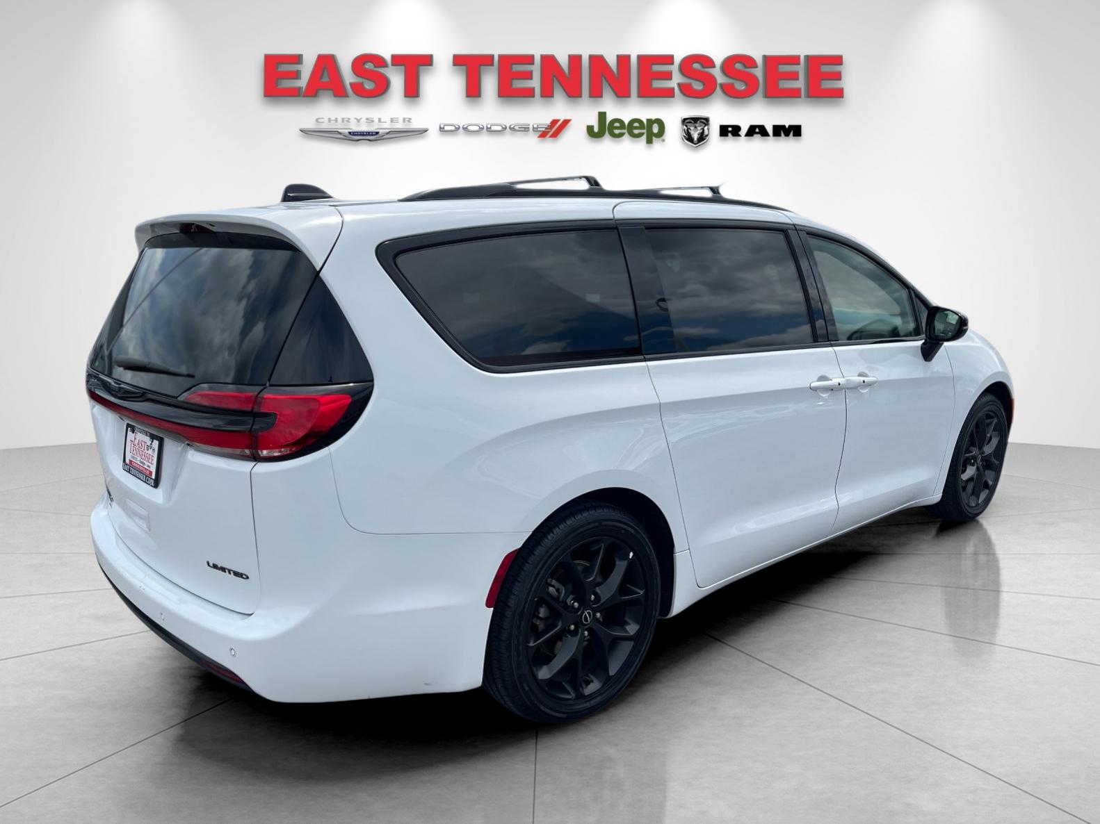 Used 2025 White Chrysler Limited image 3