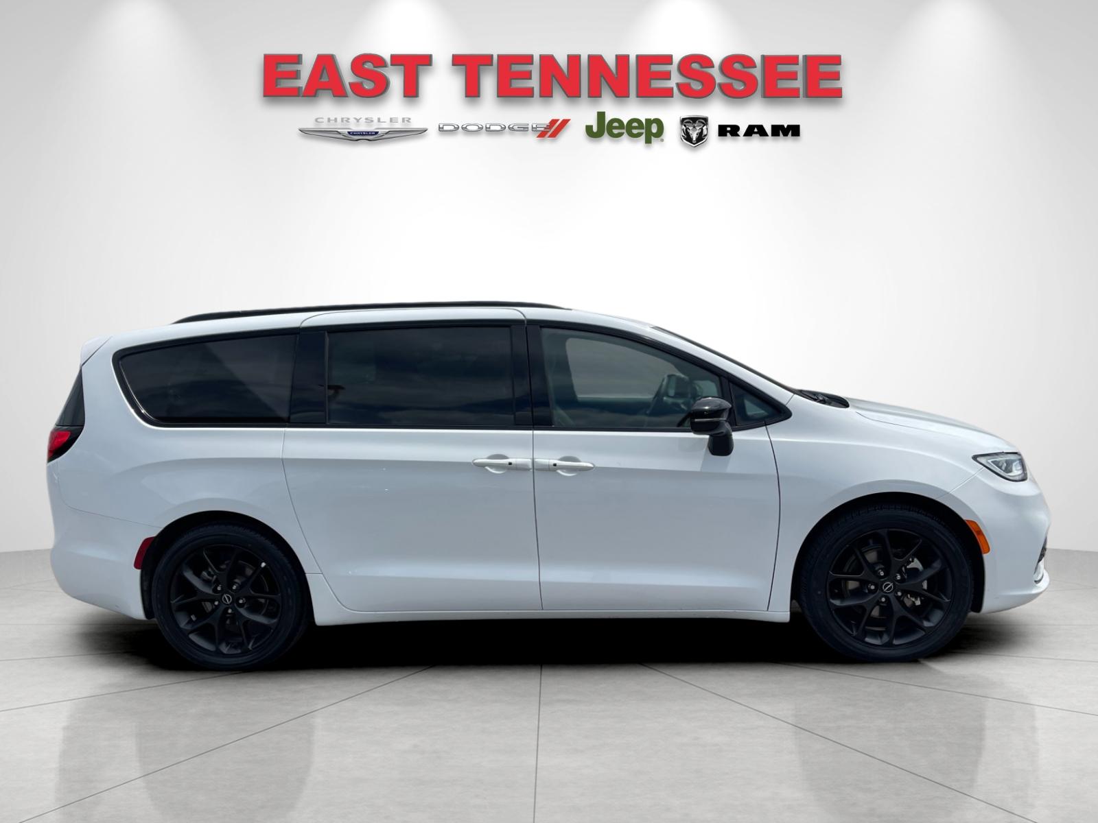 Used 2025 White Chrysler Limited image 2