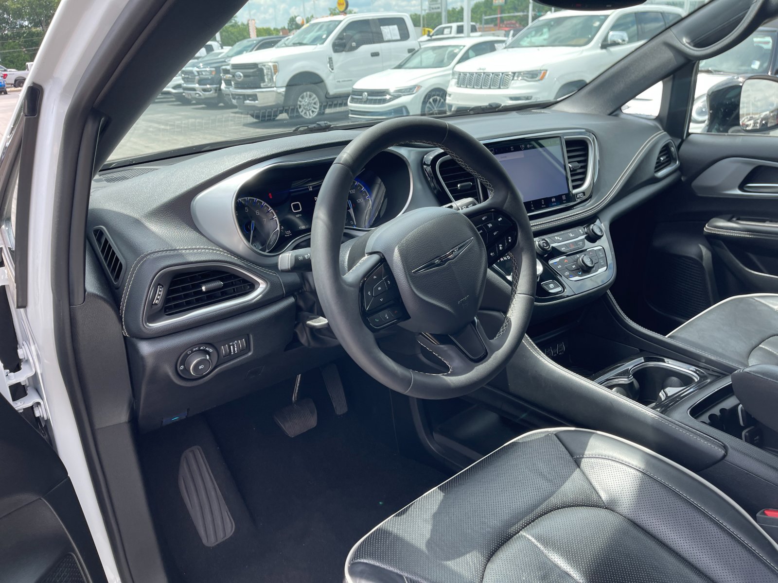 Used 2025 White Chrysler Limited image 10