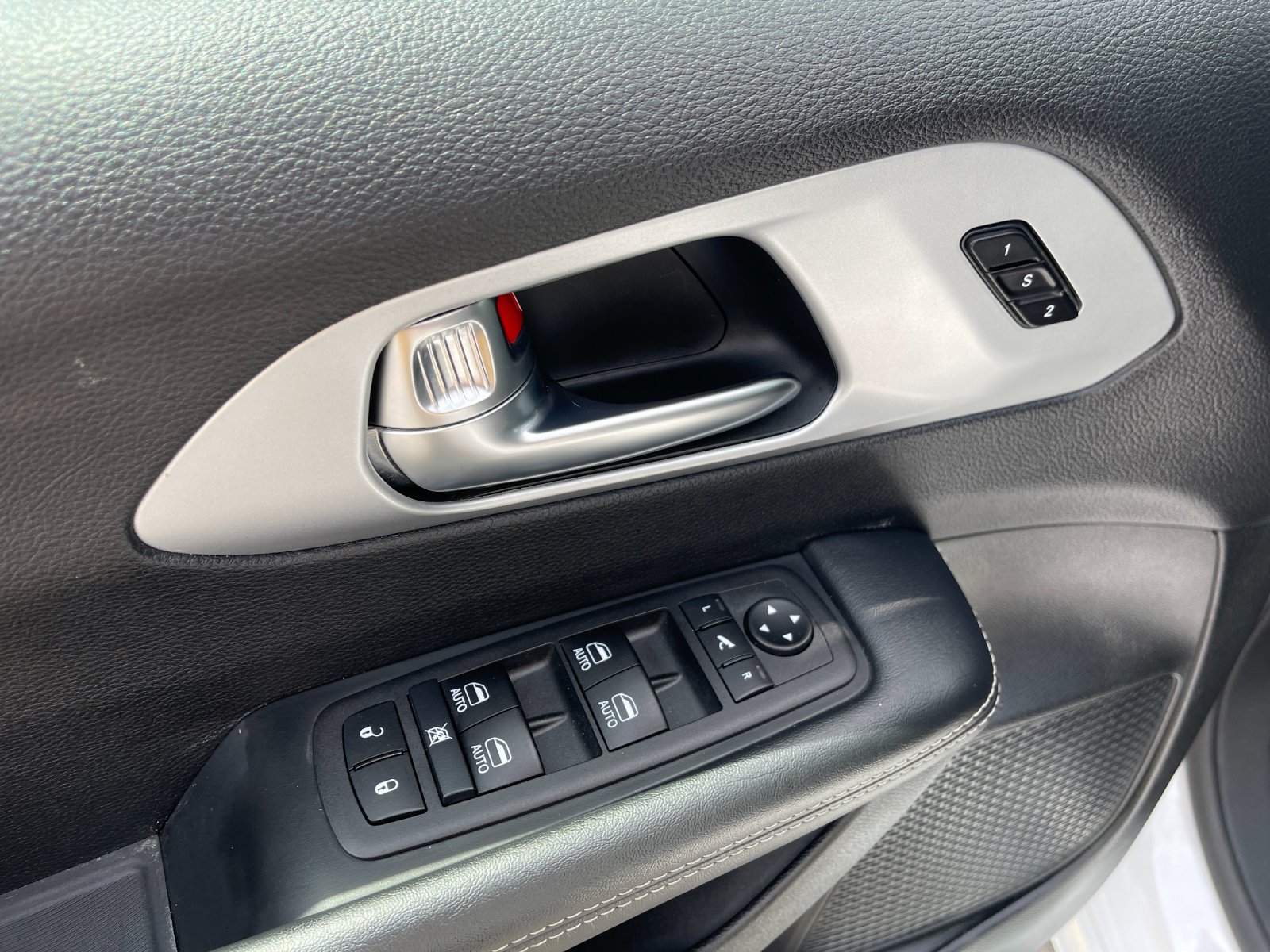 Used 2025 White Chrysler Limited image 12