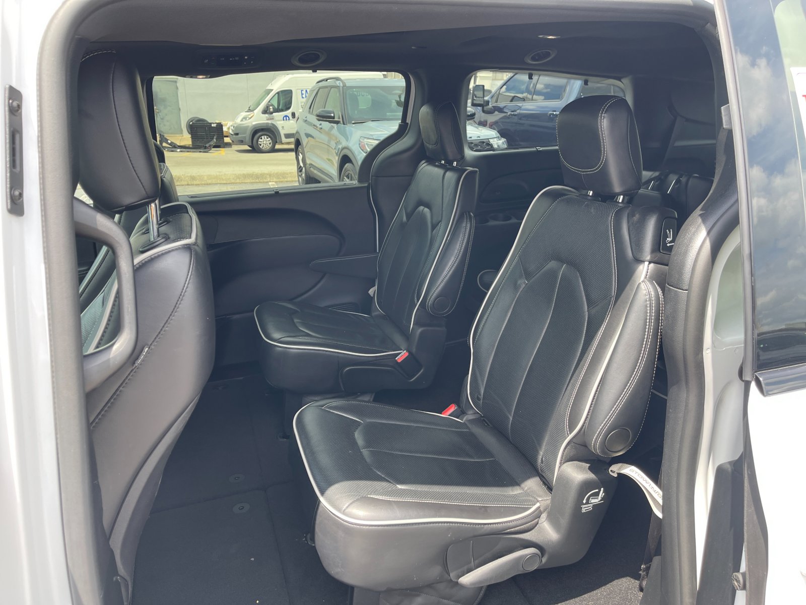 Used 2025 White Chrysler Limited image 13