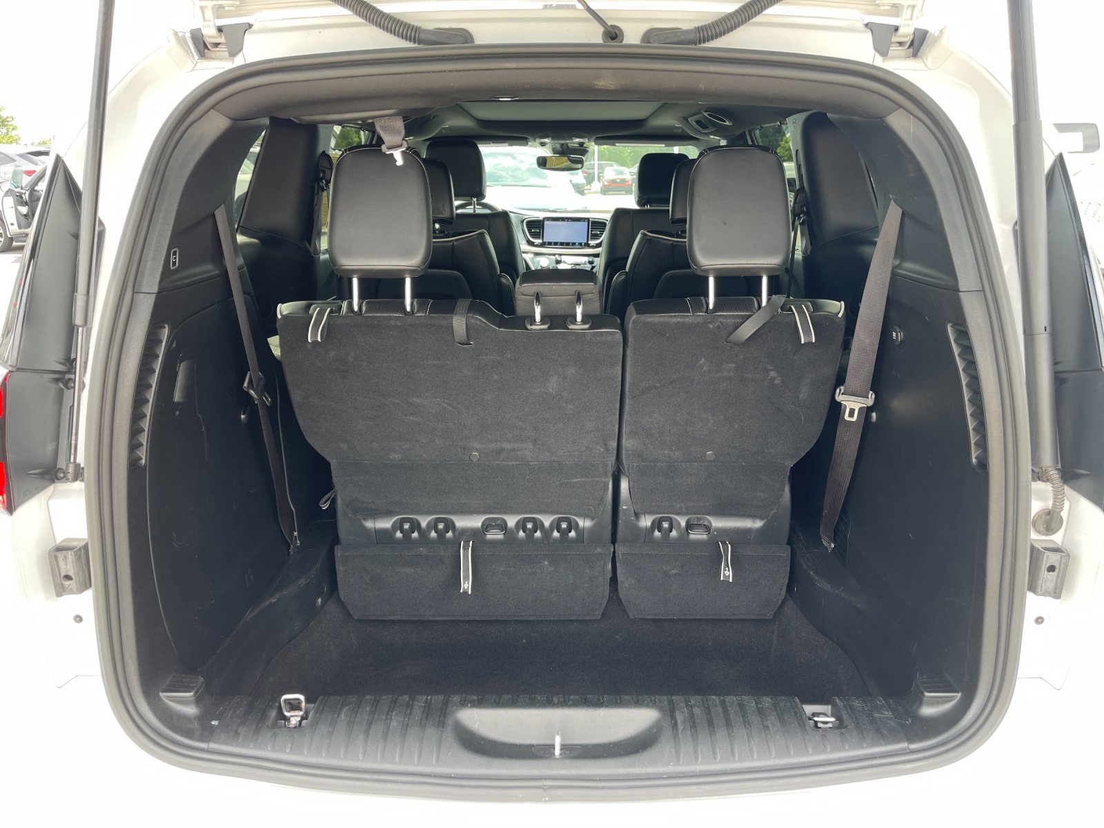 Used 2025 White Chrysler Limited image 17