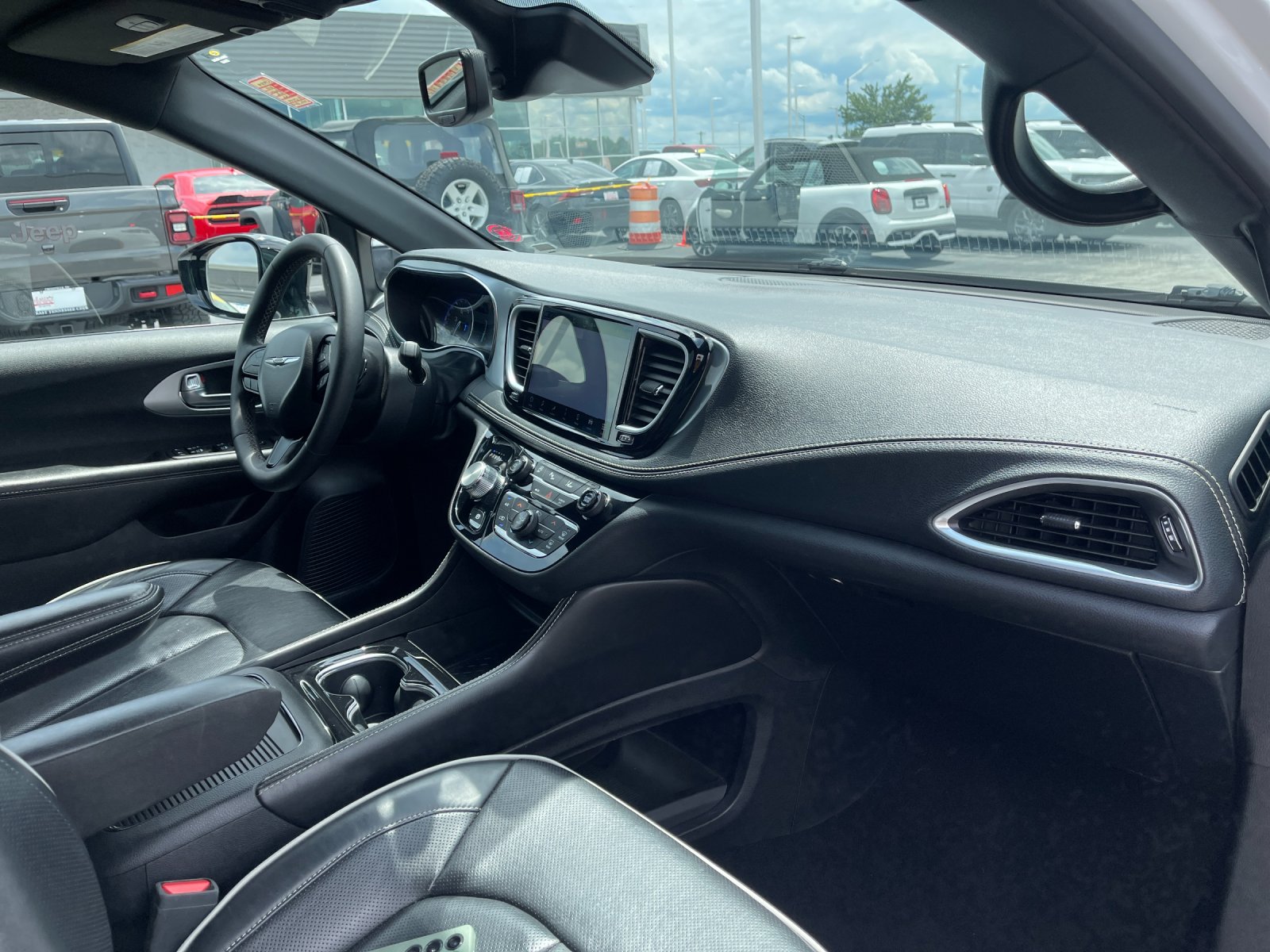 Used 2025 White Chrysler Limited image 18