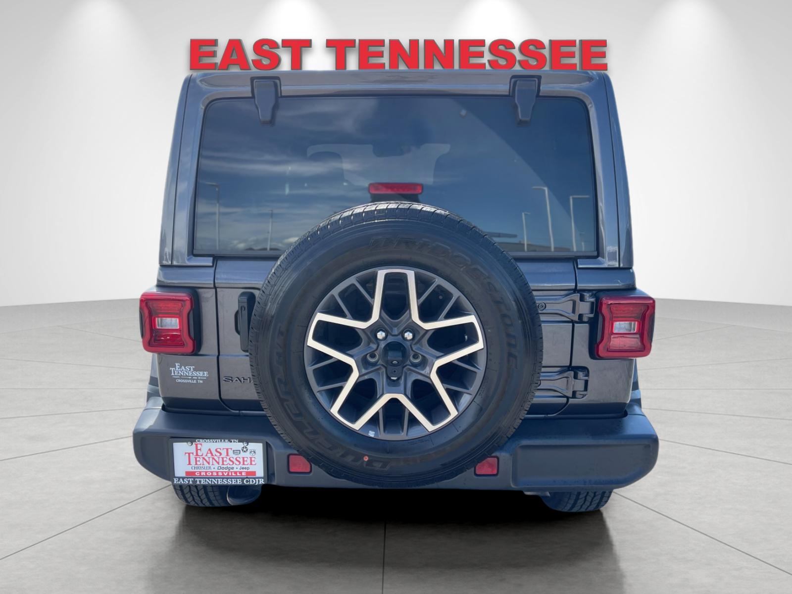 Used 2025 Gray Jeep Sahara image 4