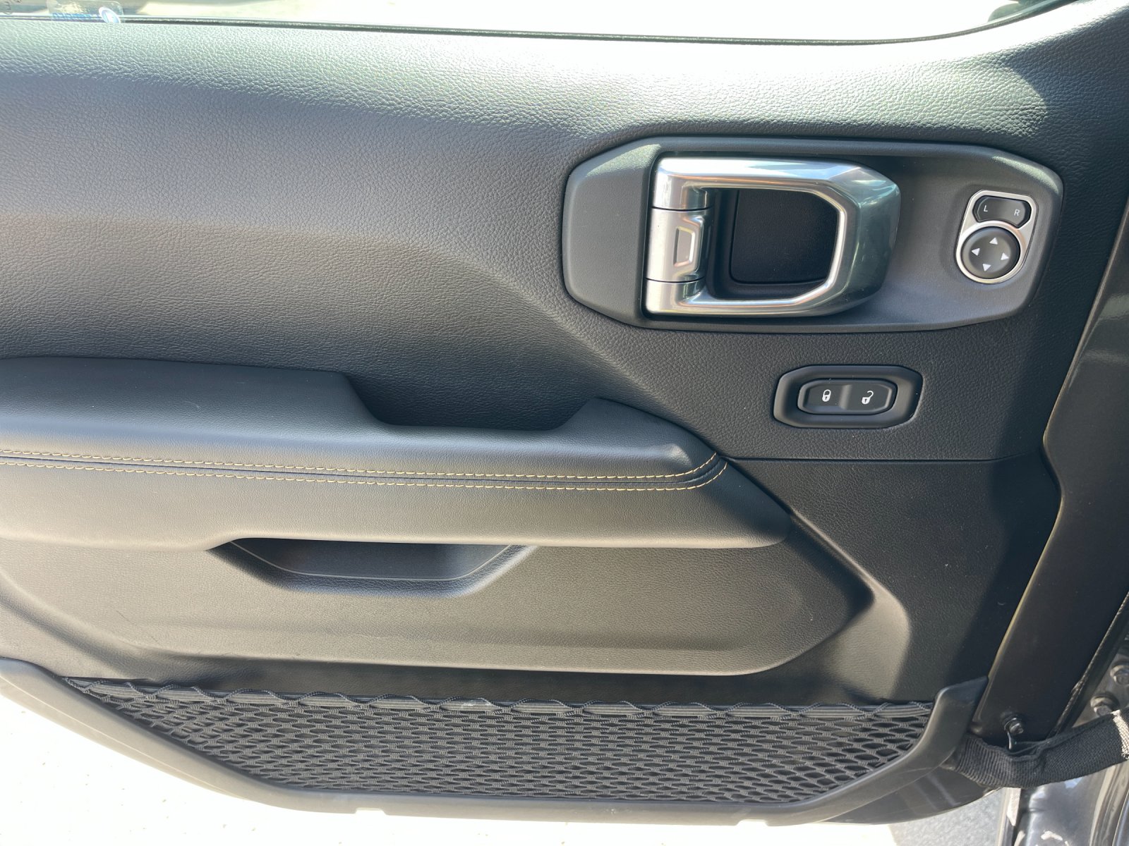 Used 2025 Gray Jeep Sahara image 12