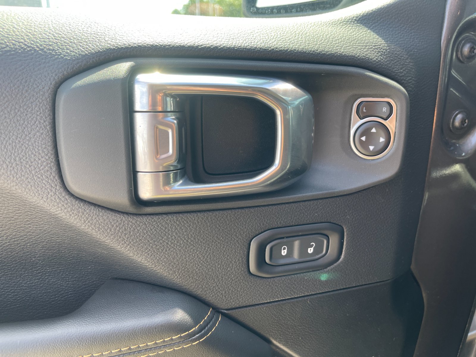 Used 2025 Gray Jeep Sahara image 13