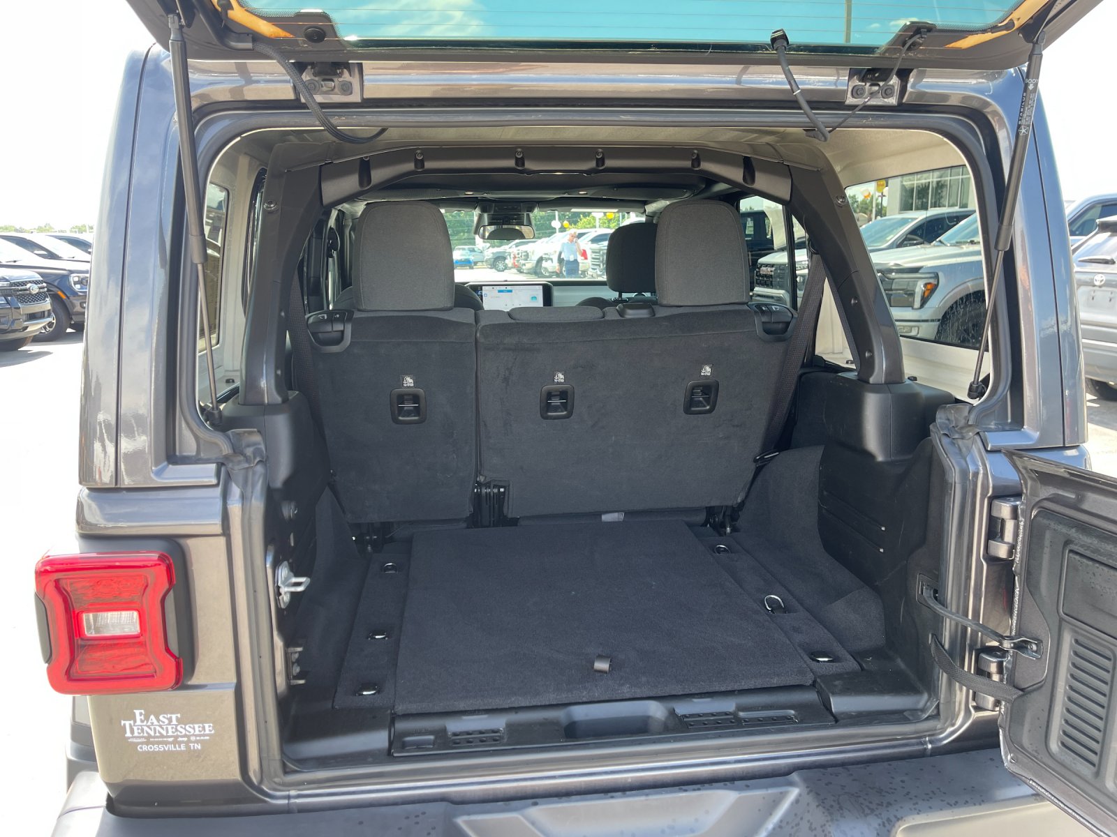 Used 2025 Gray Jeep Sahara image 17