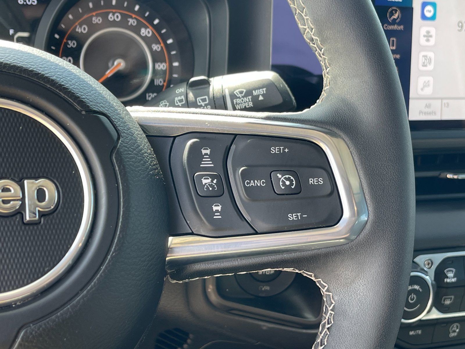 Used 2025 Gray Jeep Sahara image 27