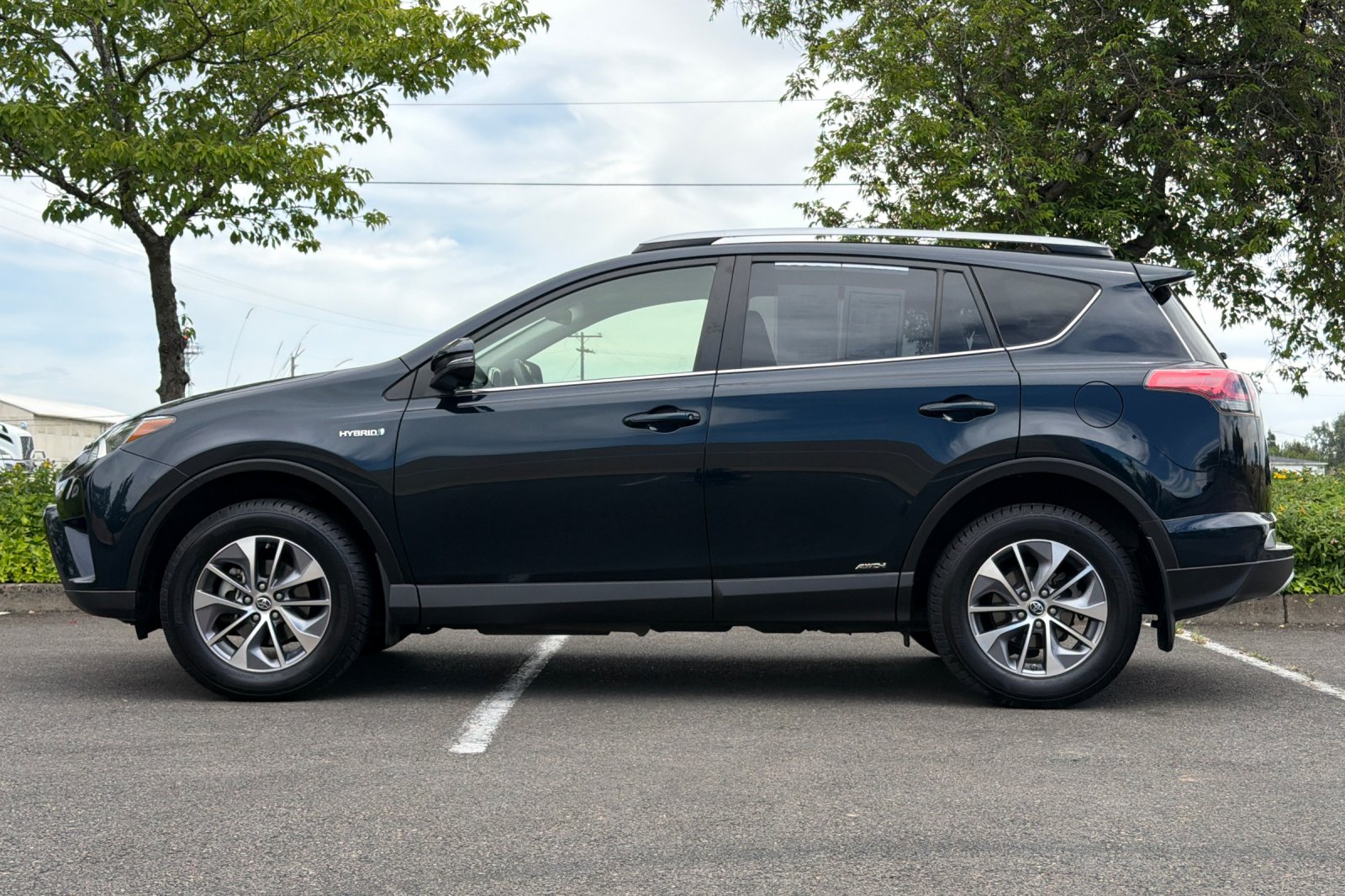 Used 2018 Blue Toyota LE image 7