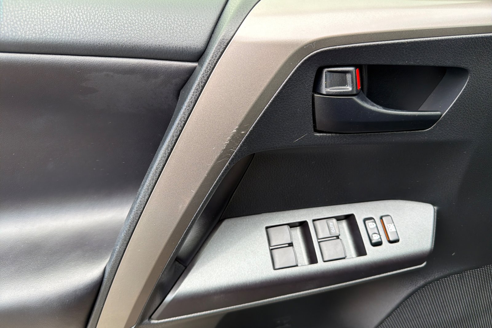 Used 2018 Blue Toyota LE image 11