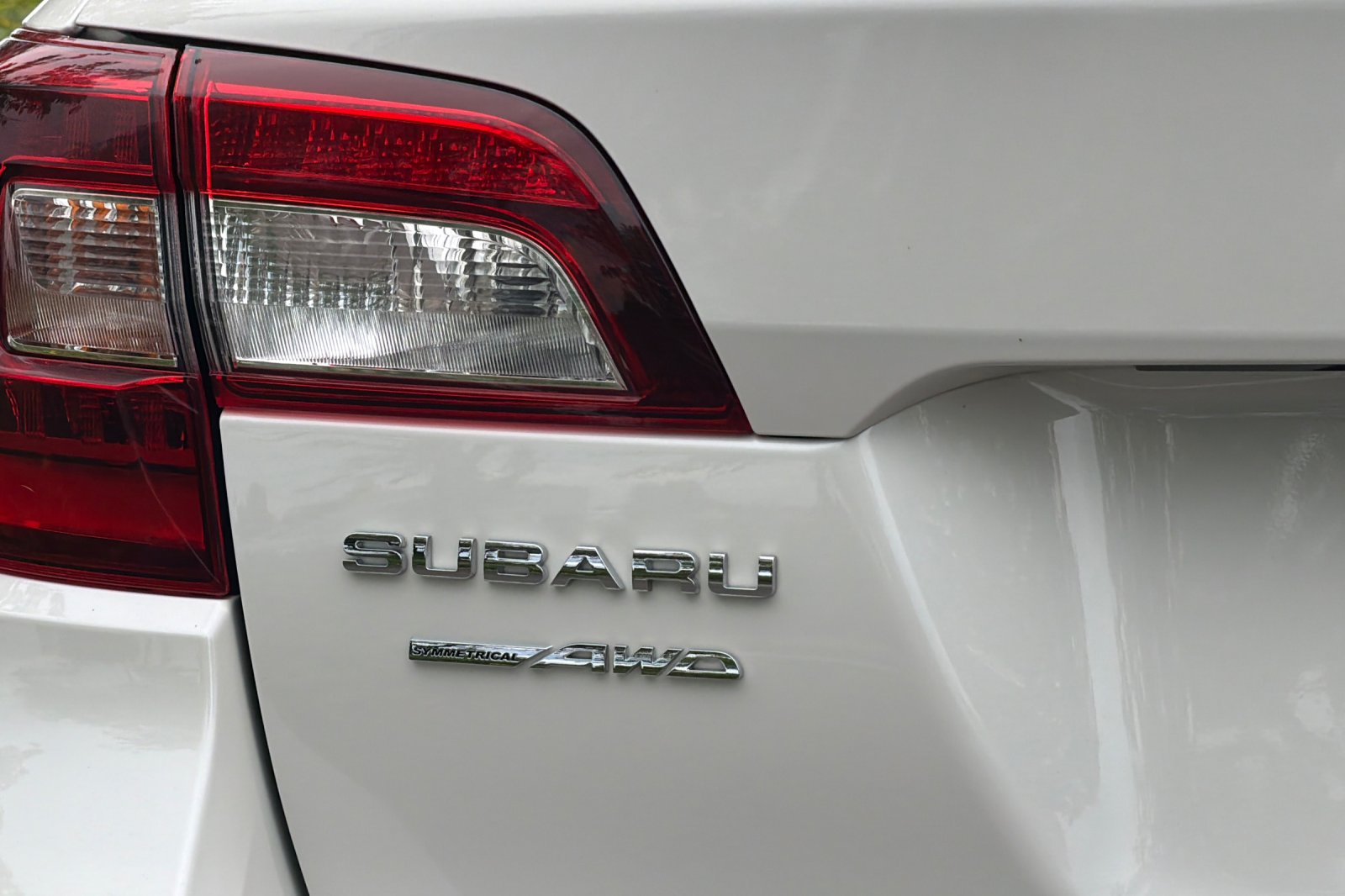 Used 2017 White Subaru 2.5i image 27
