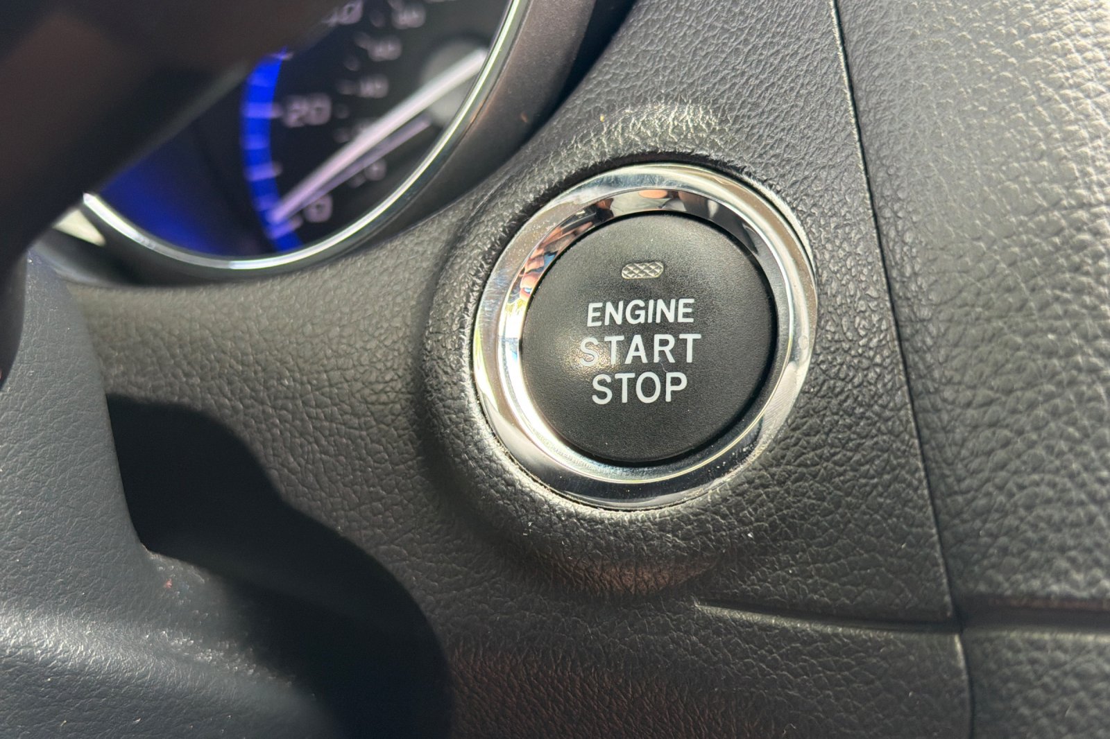 Used 2017 White Subaru 2.5i image 23