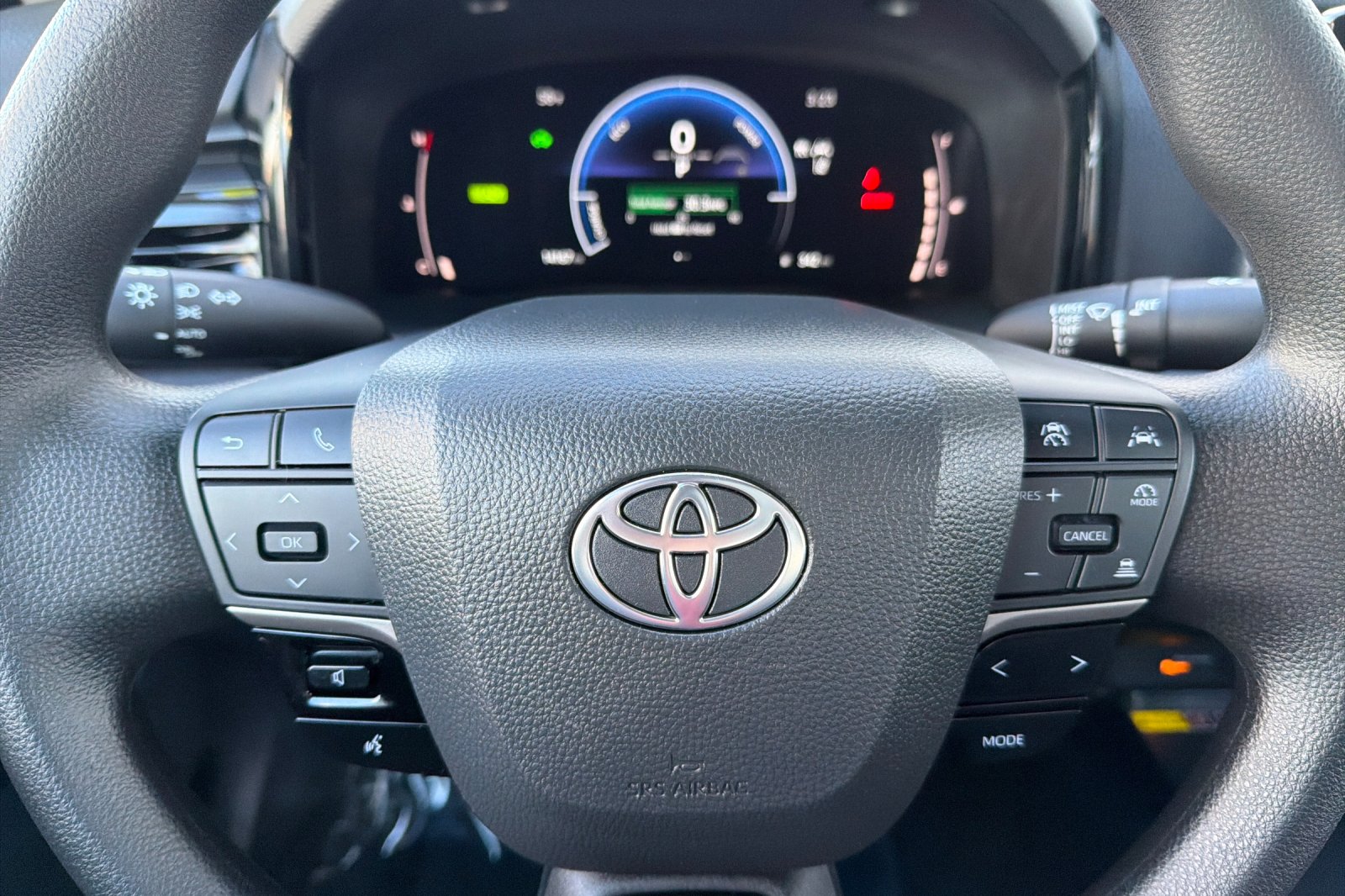 Used 2025 White Toyota LE image 22