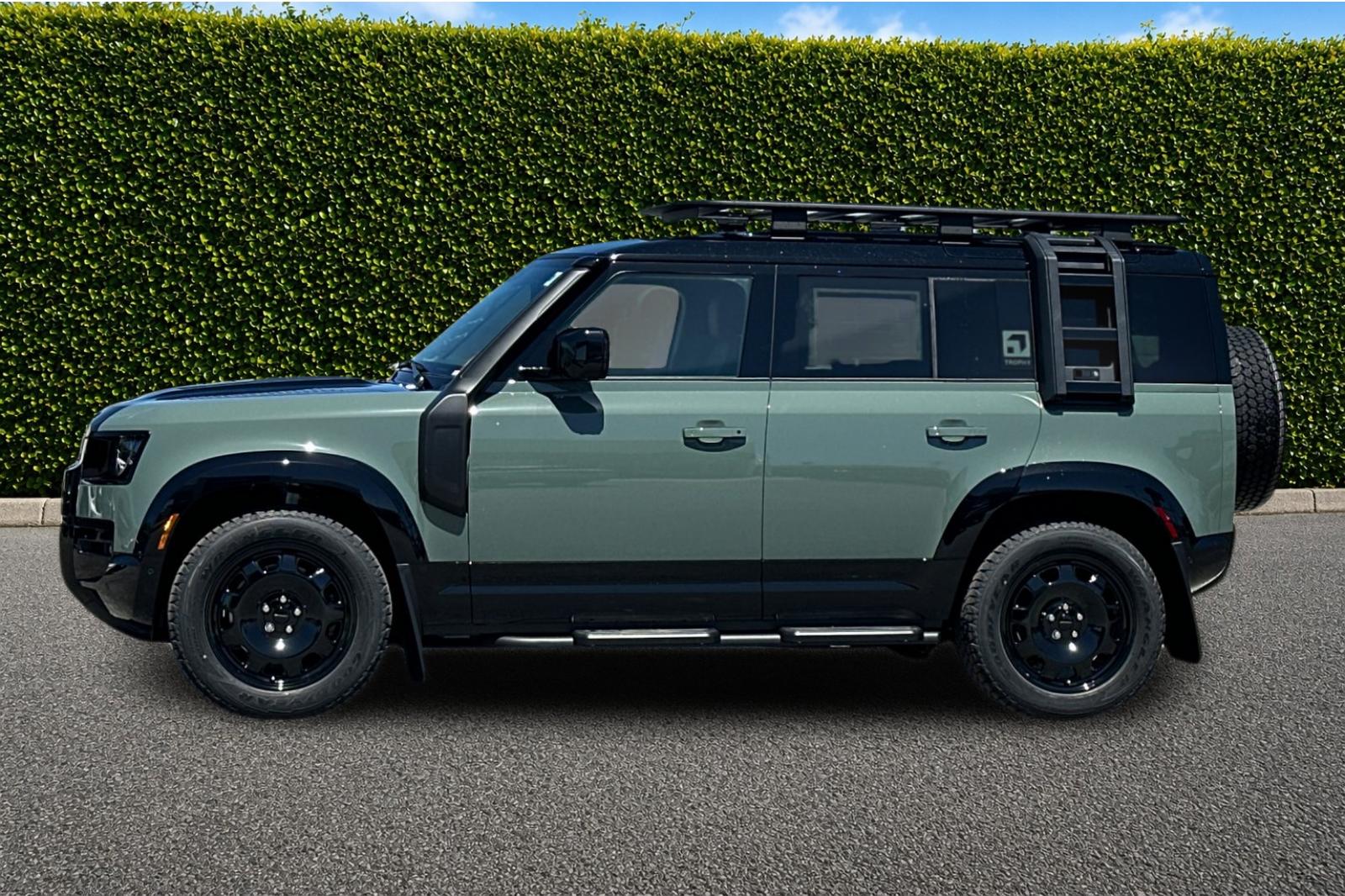 New 2026 Keswick Green Land Rover Trophy Edition Keswick image 3