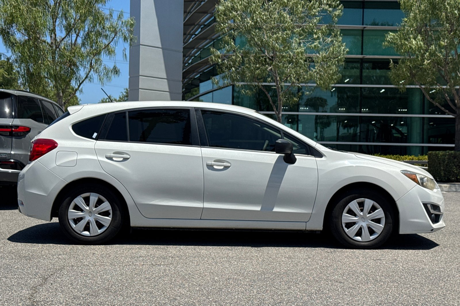 Used 2016 Crystal White Pearl Subaru 2.0i image 4