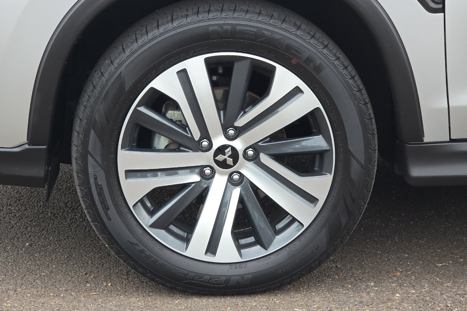 Used 2024 Alloy Silver Metallic Mitsubishi 2.0 ES image 25