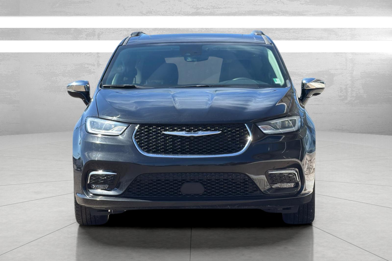 Used 2023 Black Chrysler Limited image 3