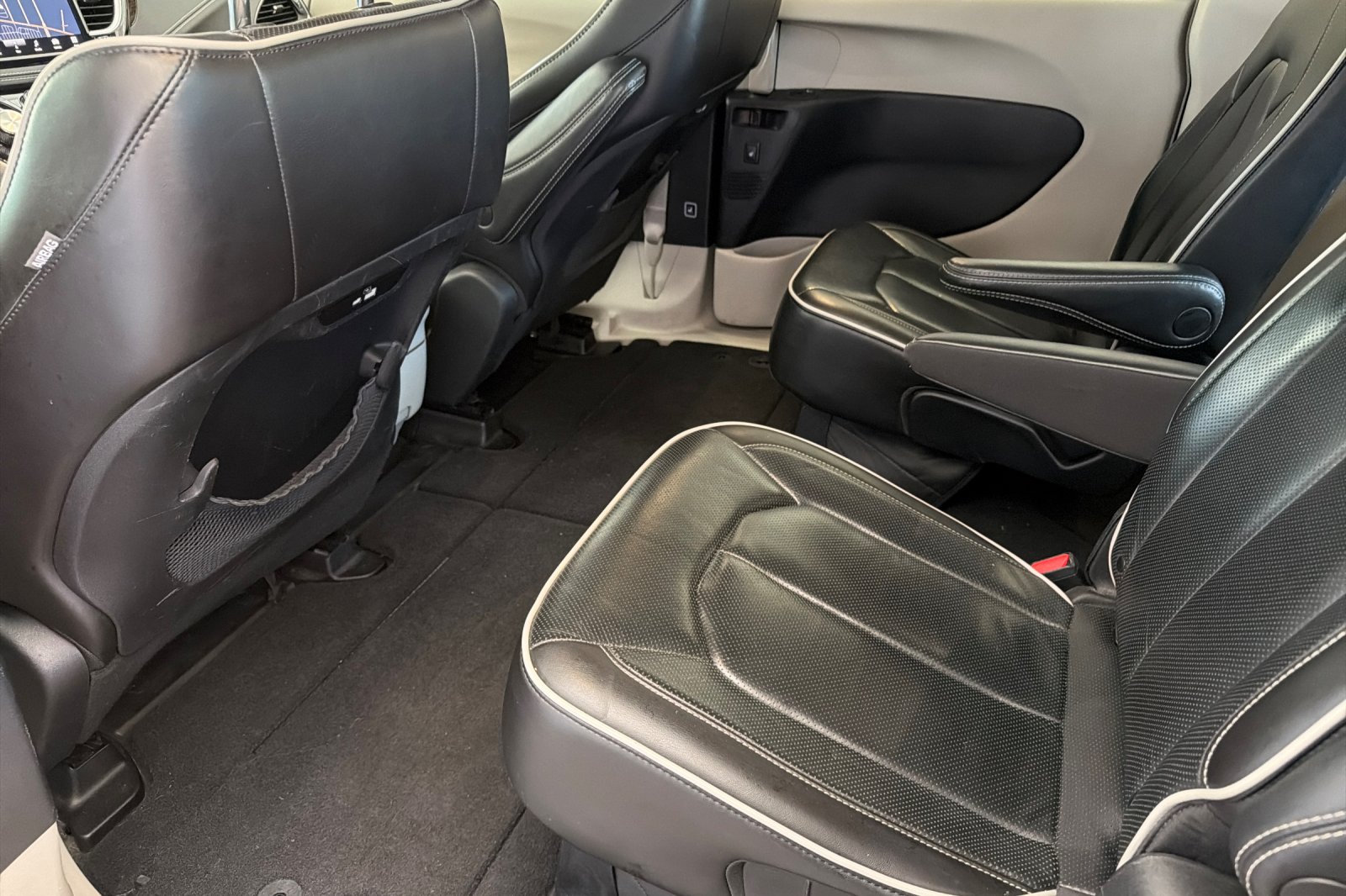 Used 2023 Black Chrysler Limited image 10