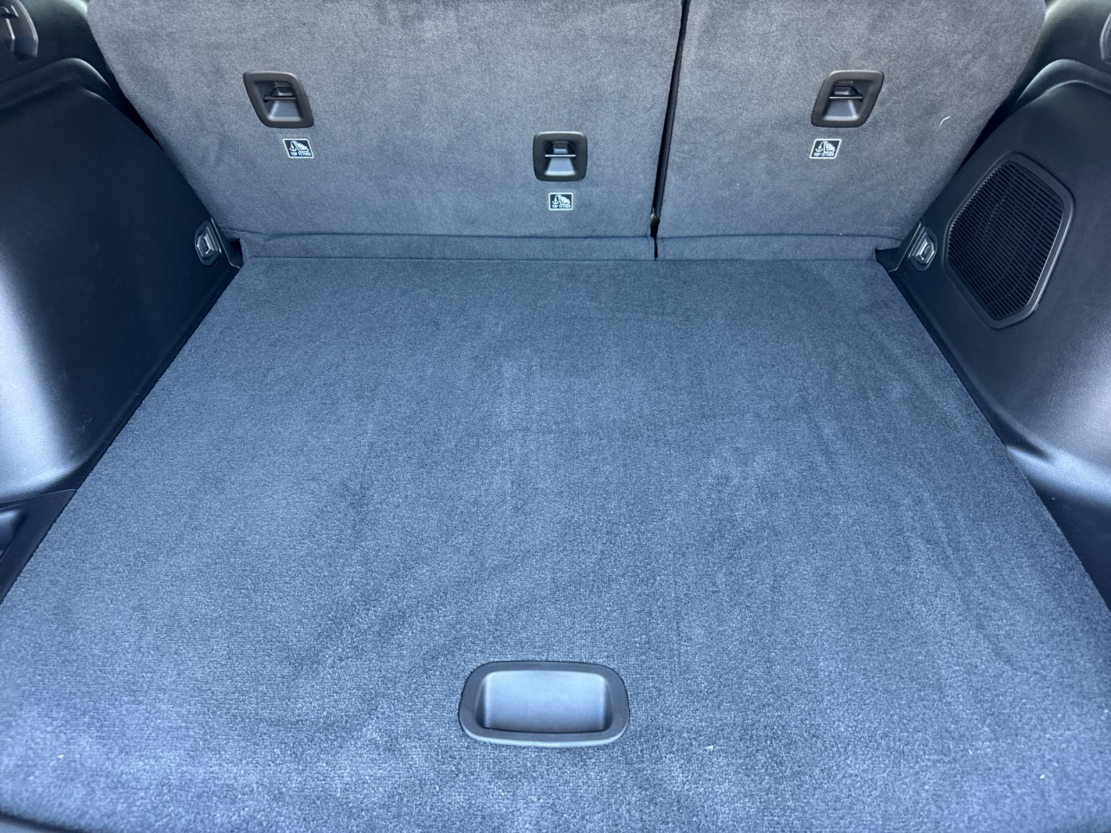 New 2026 Silver Zynith Exterior Paint Jeep Limited Reserve image 15