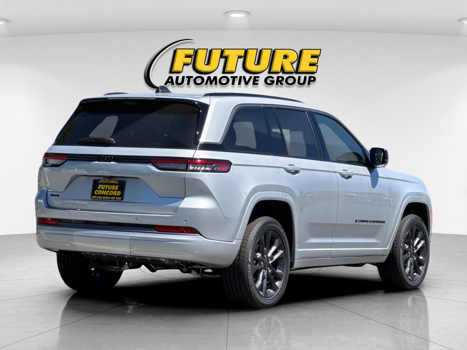 New 2026 Silver Zynith Exterior Paint Jeep Limited Reserve image 4