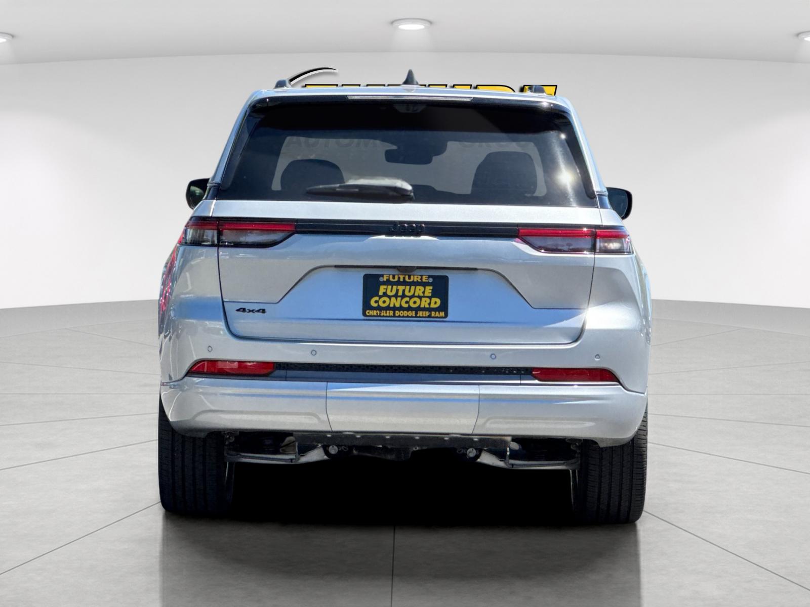 New 2026 Silver Zynith Exterior Paint Jeep Limited Reserve image 5