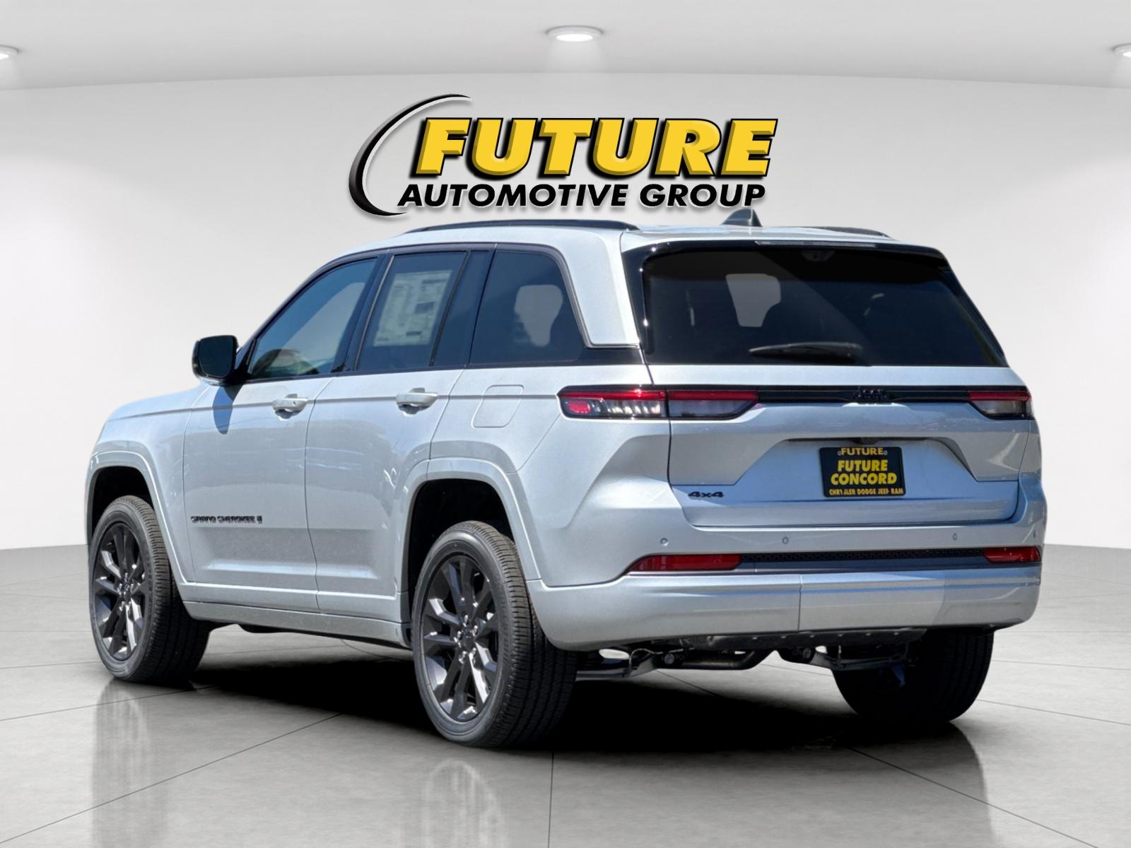 New 2026 Silver Zynith Exterior Paint Jeep Limited Reserve image 6
