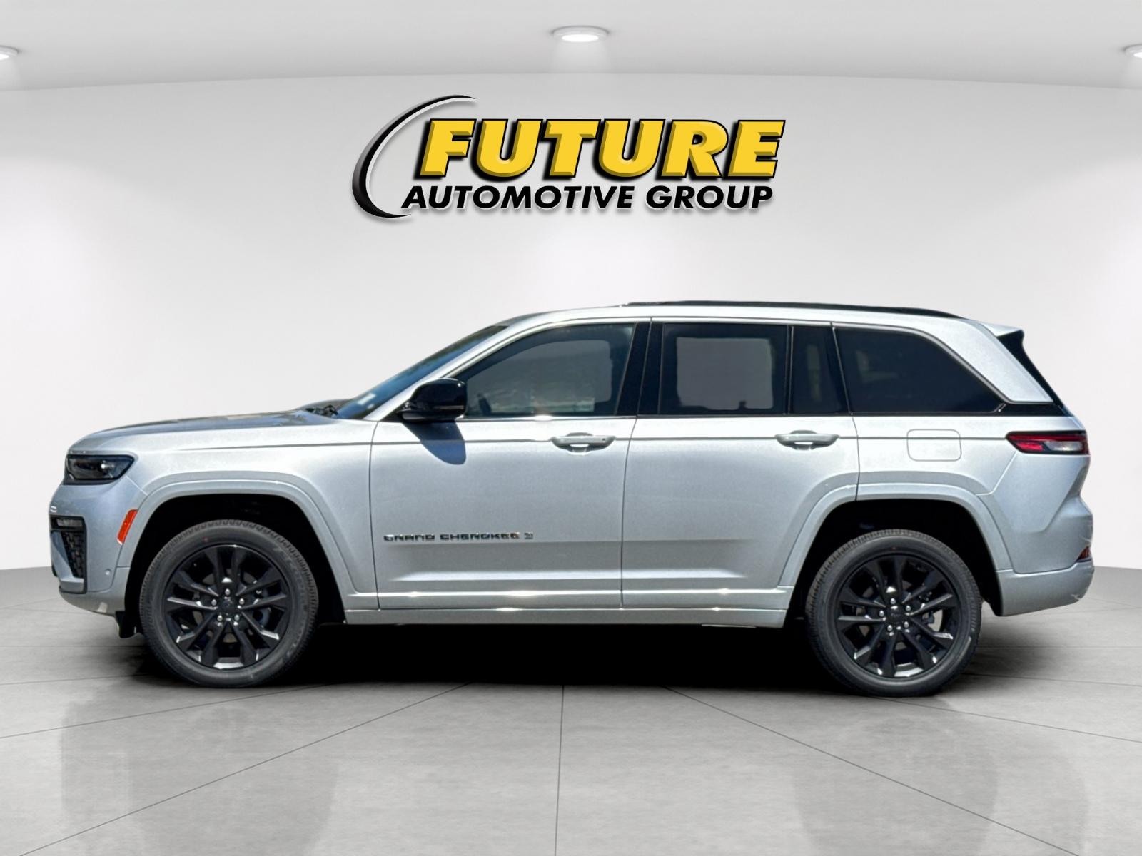 New 2026 Silver Zynith Exterior Paint Jeep Limited Reserve image 7
